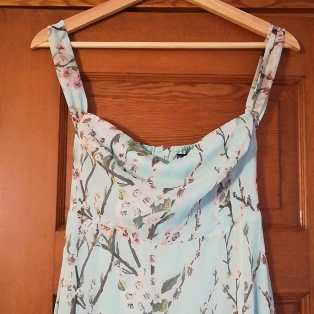 Feminine and flowy formal dress - Picture 2 of 8